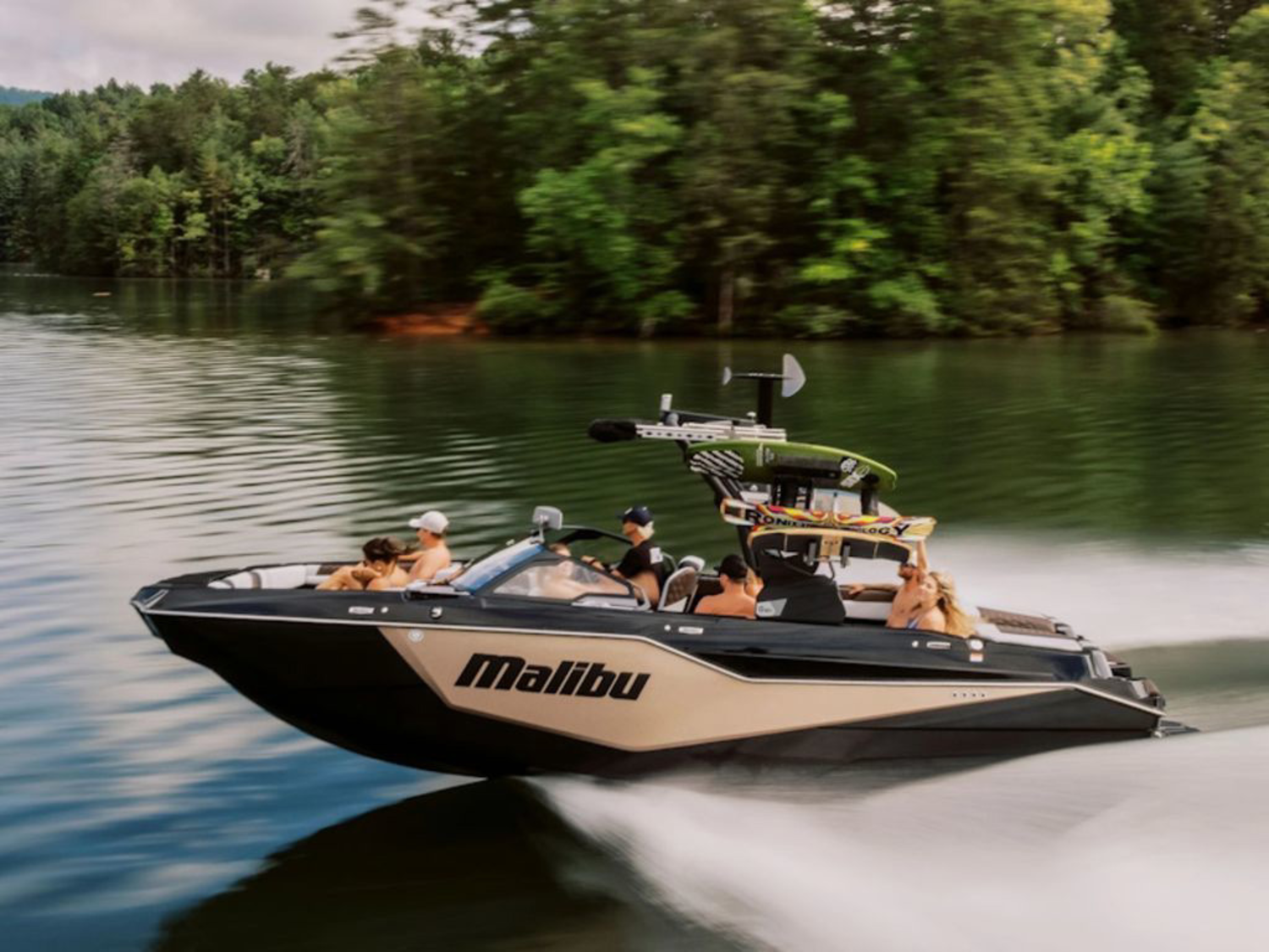 2025 Malibu Boats M242