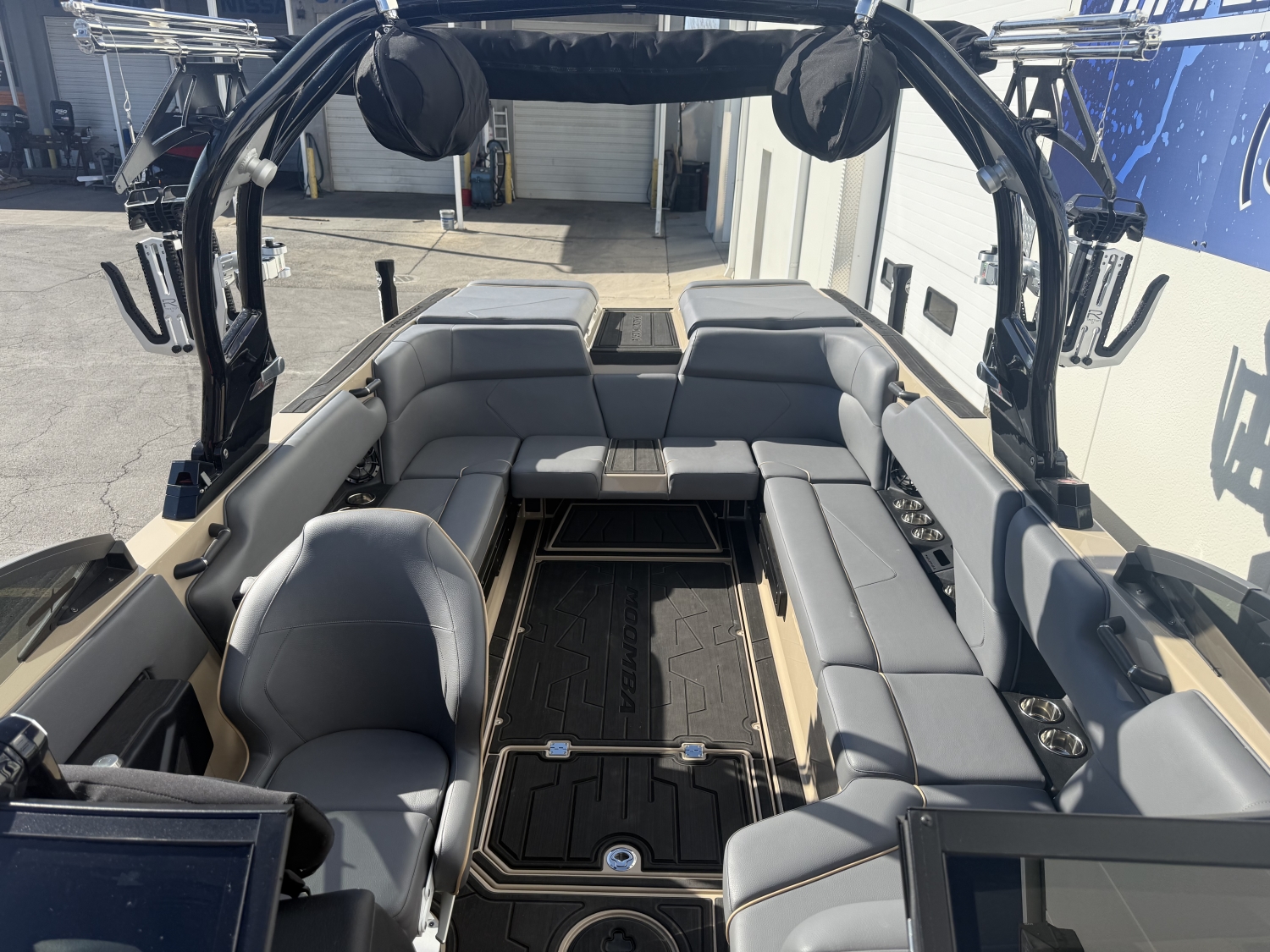2025 MOOMBA TYKON