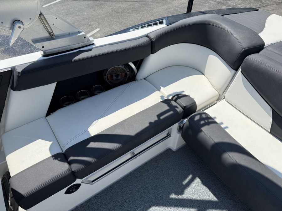 2019-mastercraft-xt22-125048-image15