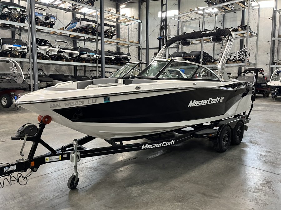 2018-mastercraft-xt21-130564-image3
