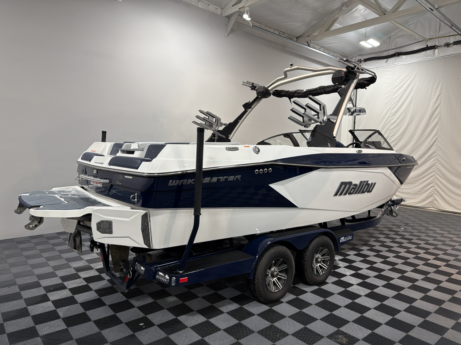 2025 Malibu 23 LSV
