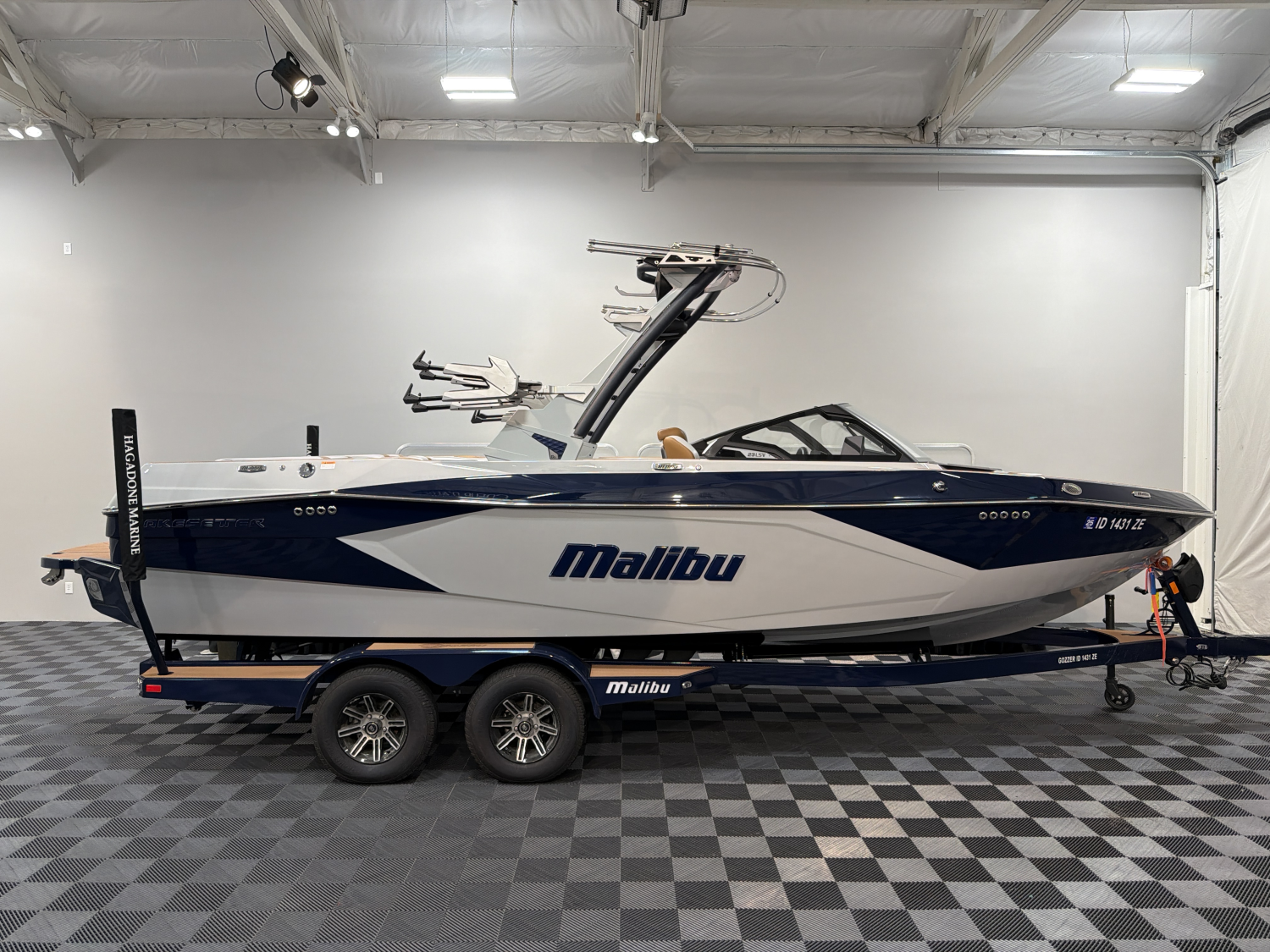 2025 Malibu 23 LSV