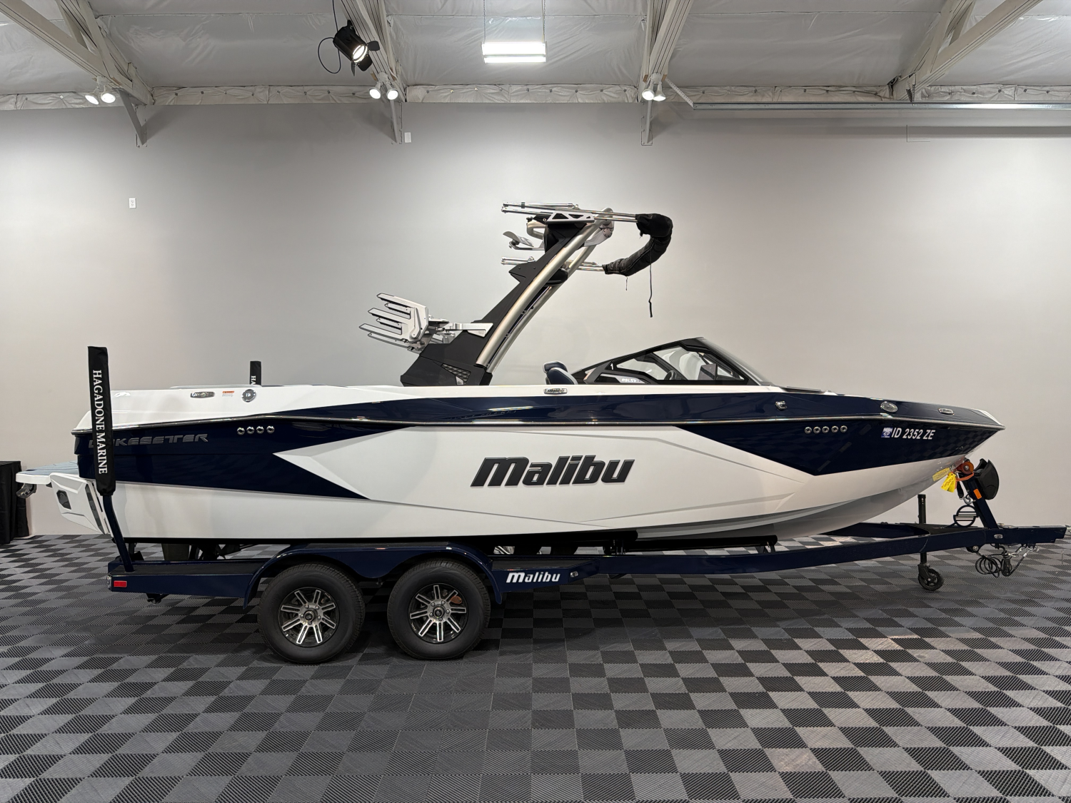 2025 Malibu 23 LSV
