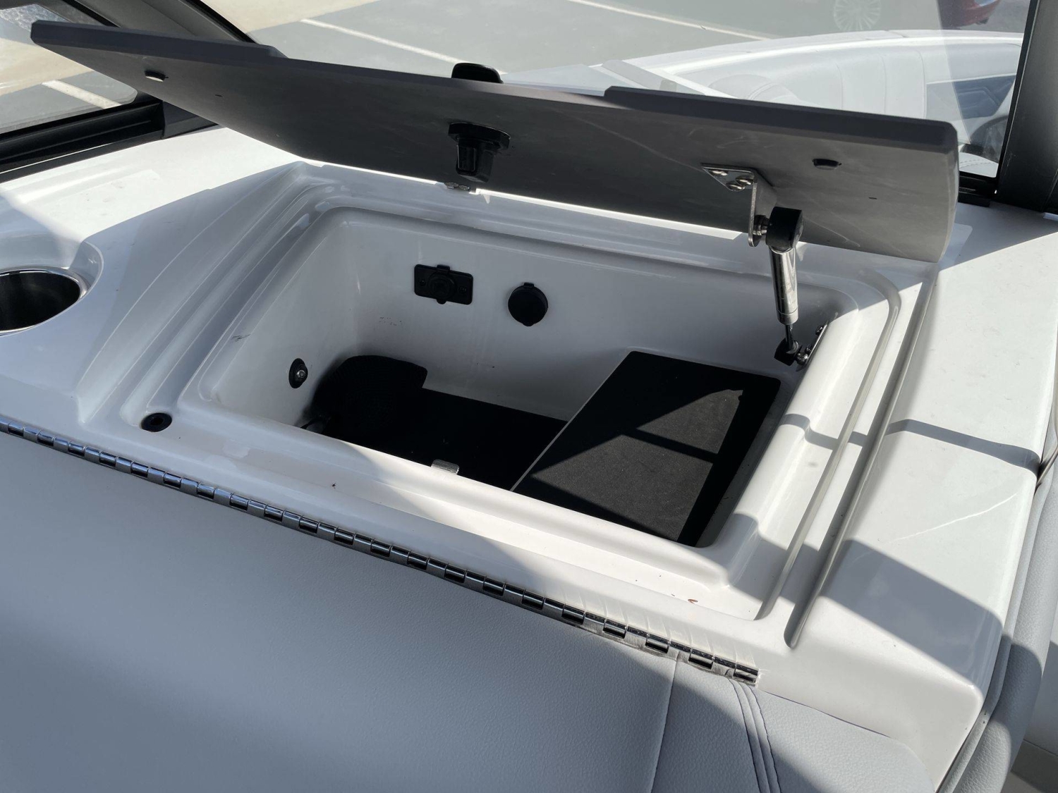 2023 Malibu 25 LSV
