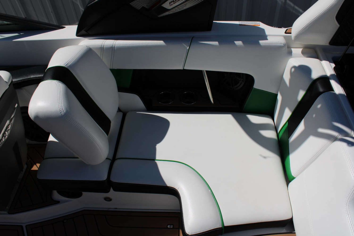 2016 Nautique 210