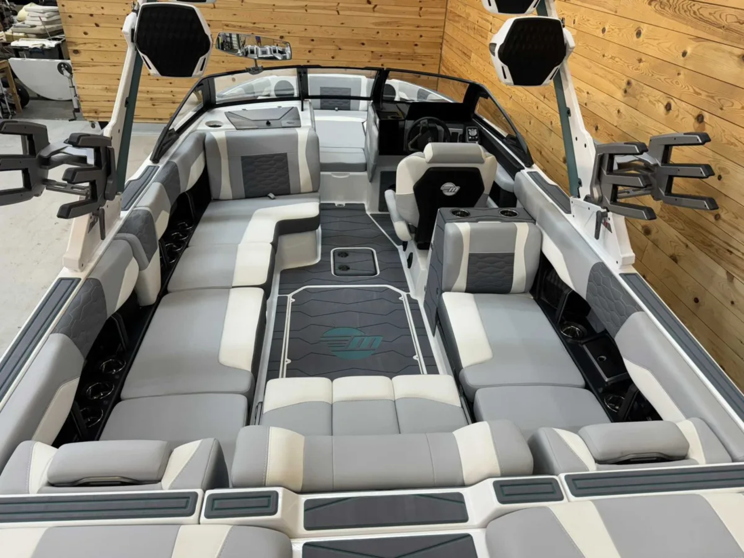 2025 Malibu 24 MXZ Like New