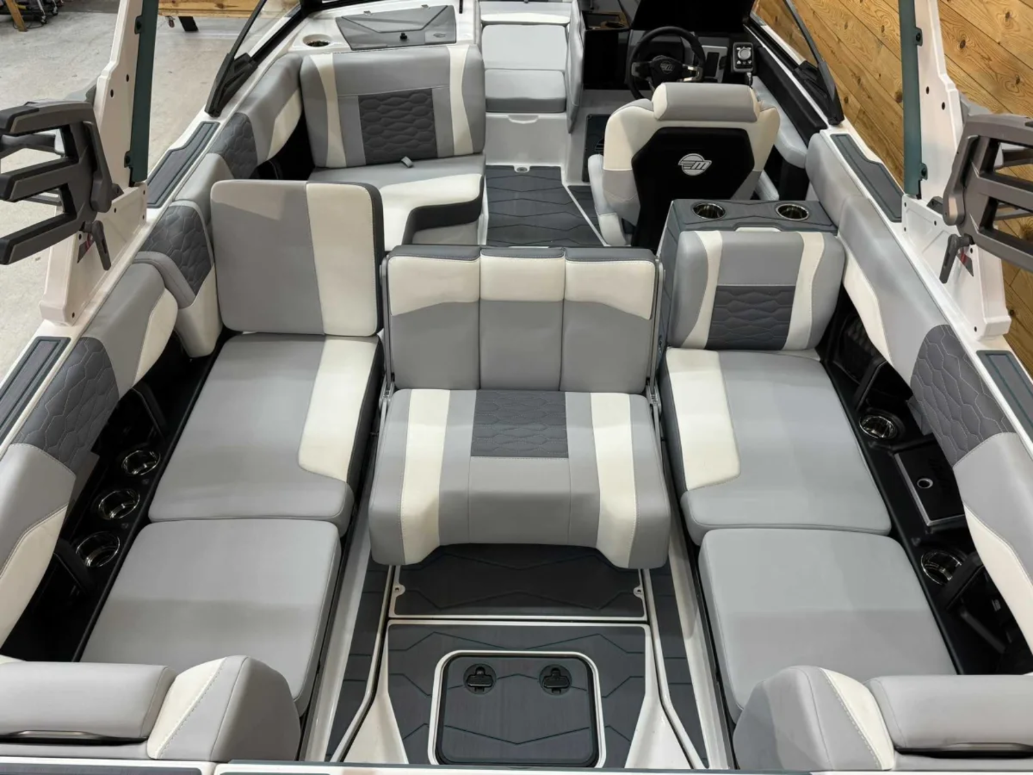 2025 Malibu 24 MXZ Like New