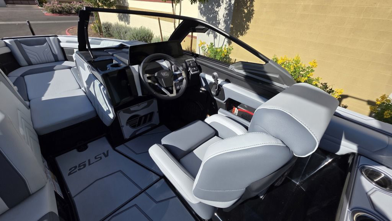 2026 Malibu Boats 25 LSV
