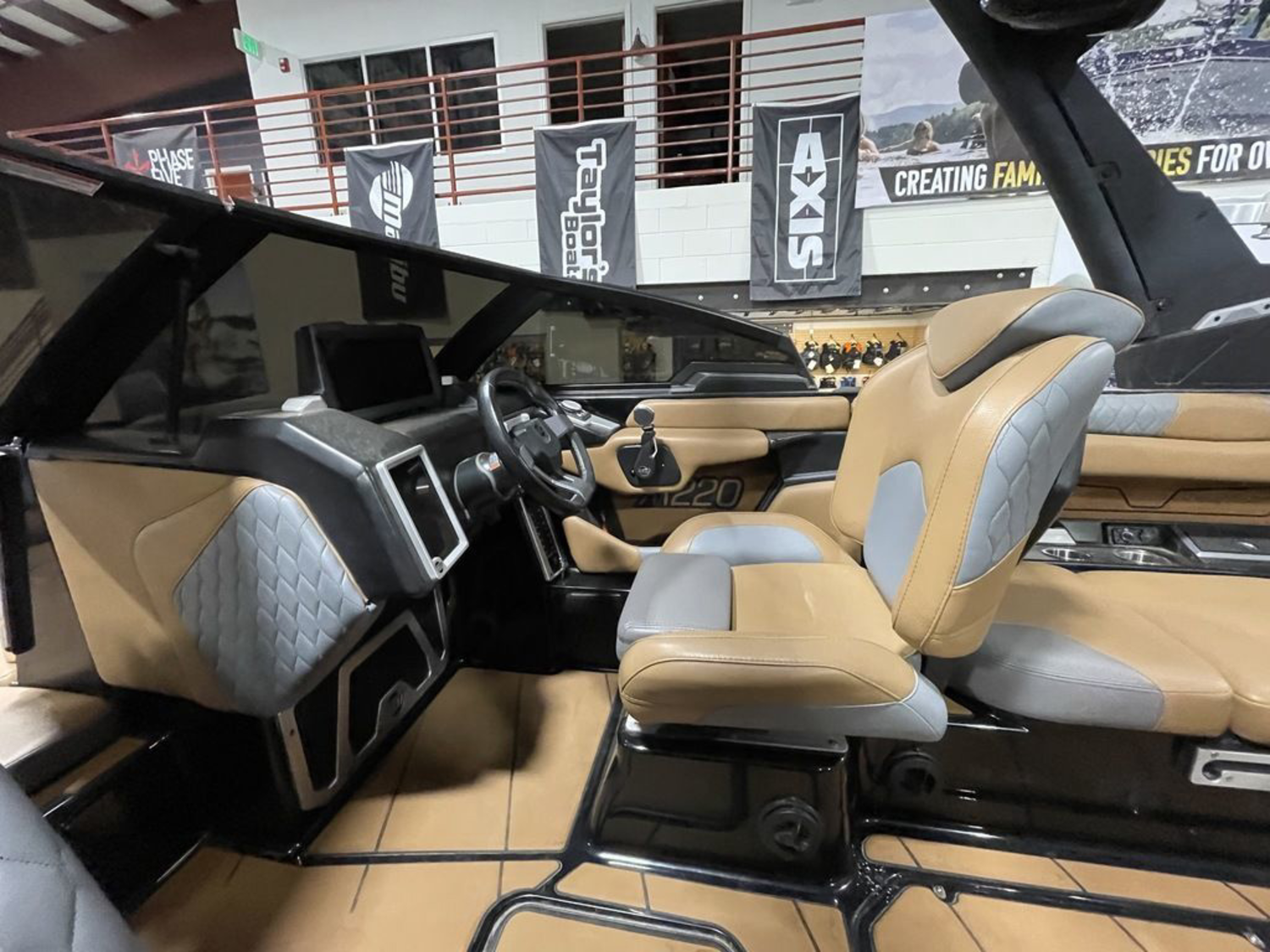 2021 Malibu Boats M220