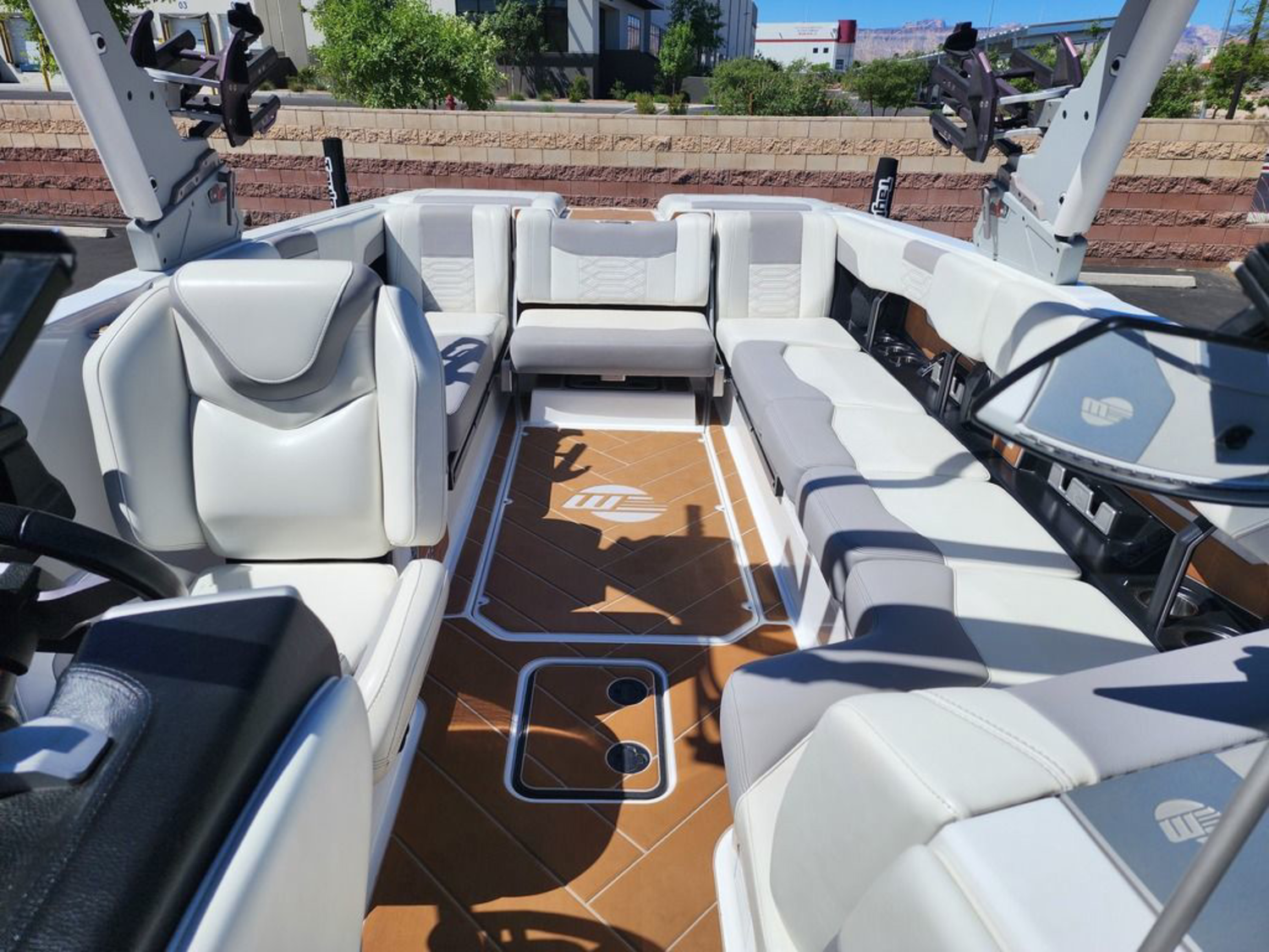 2022 Malibu Boats 25 LSV