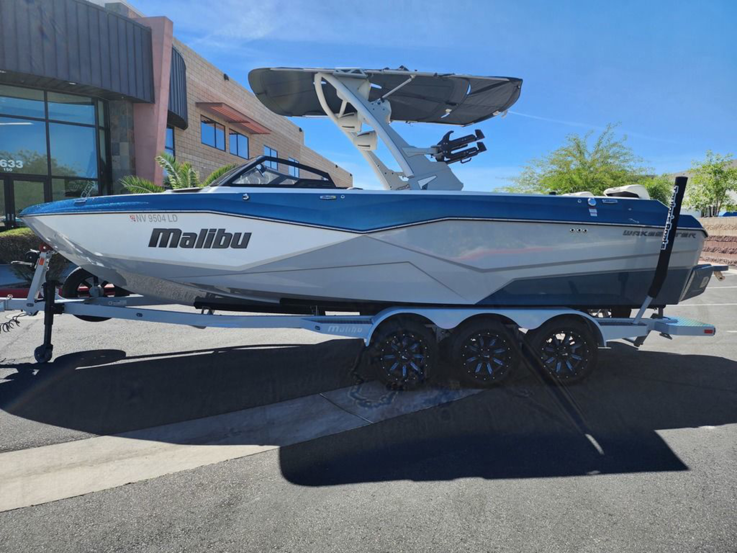 2022 Malibu Boats 25 LSV