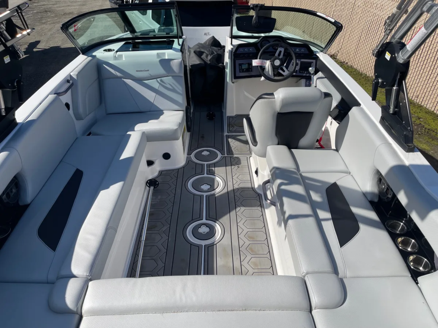2020 MasterCraft NXT22 with Thruster