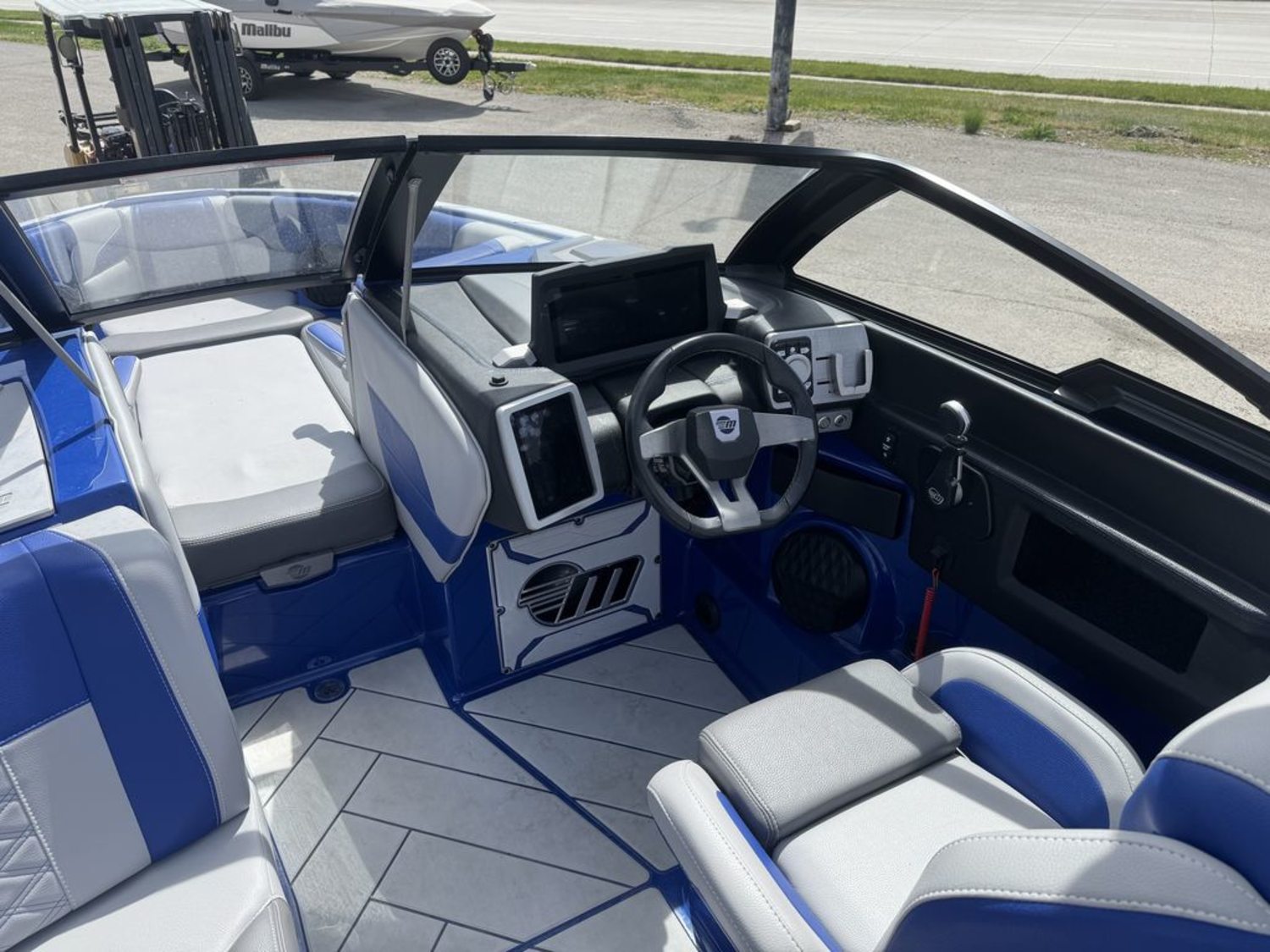 2022 Malibu Boats 25 LSV