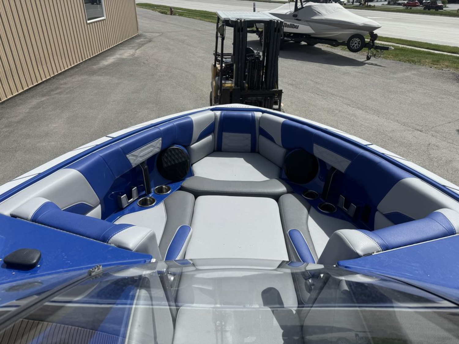 2022 Malibu Boats 25 LSV