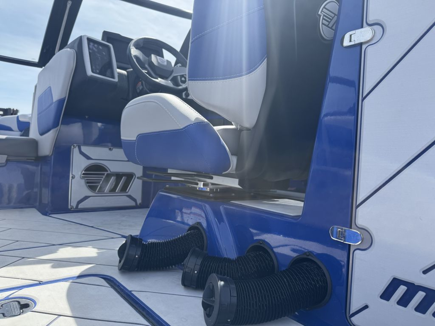 2022 Malibu Boats 25 LSV