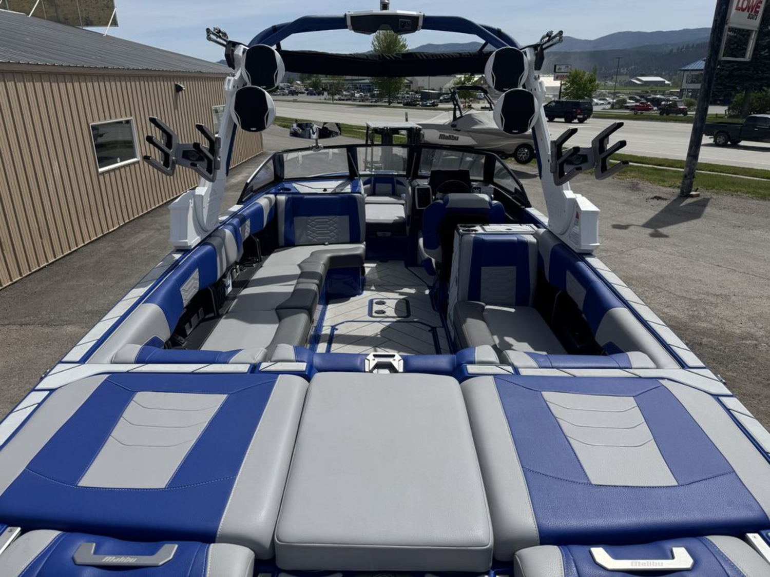 2022 Malibu Boats 25 LSV