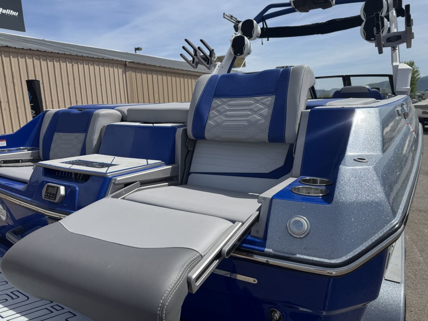 2022 Malibu Boats 25 LSV