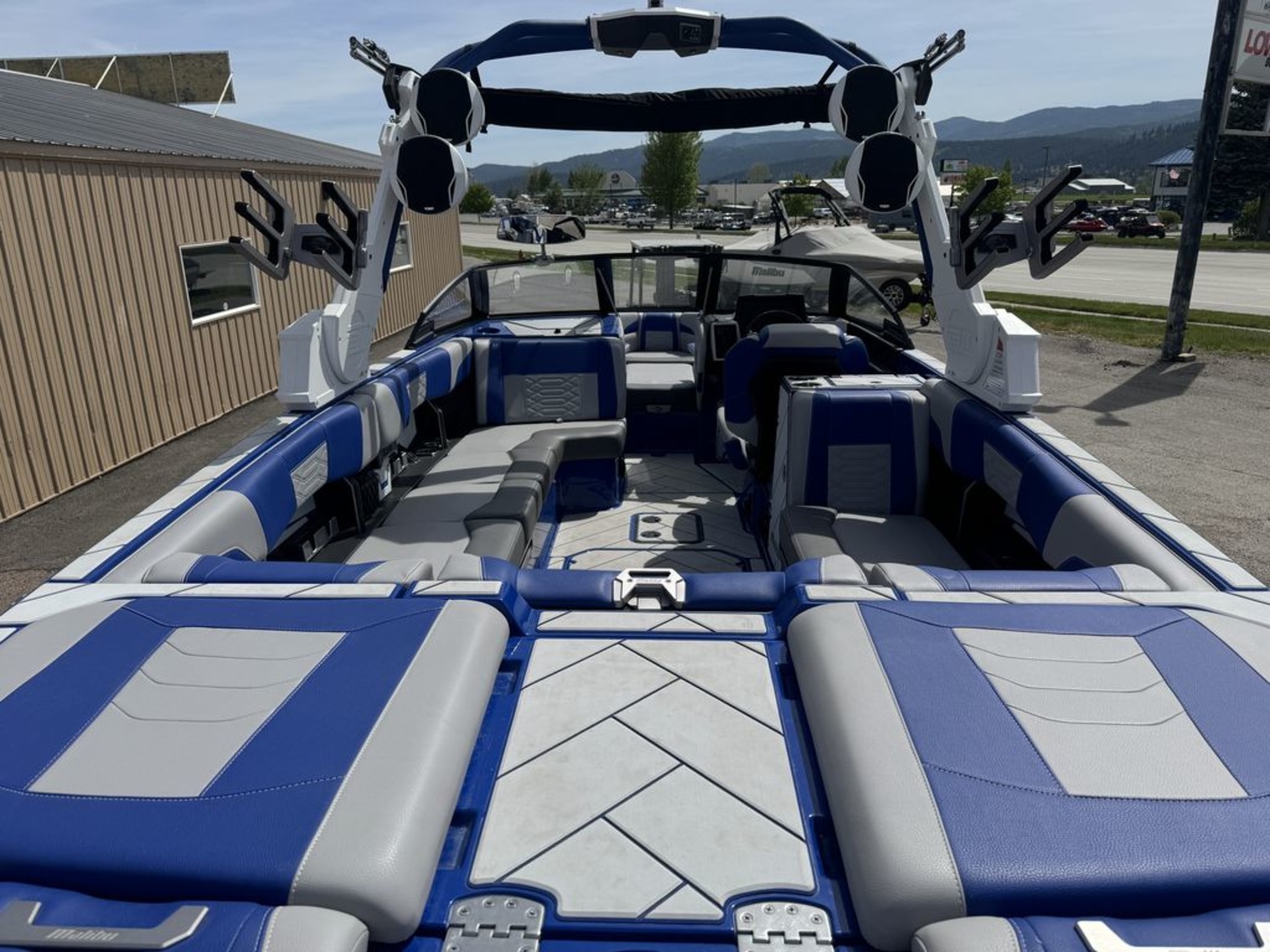 2022 Malibu Boats 25 LSV