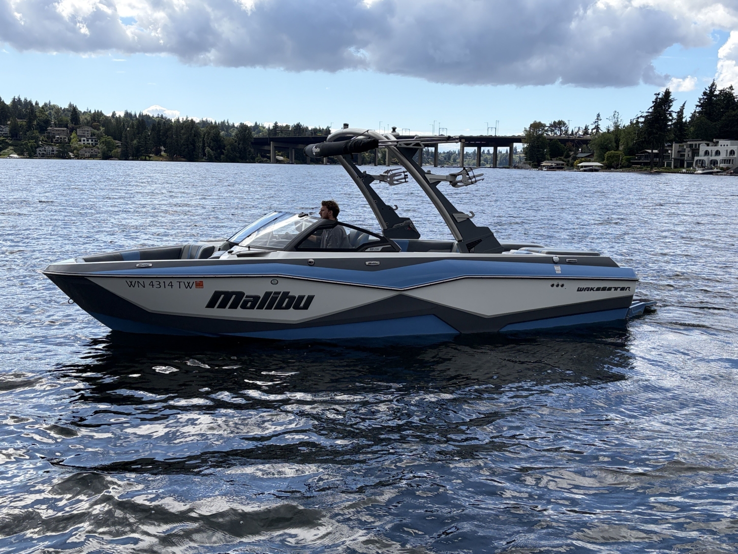 2024 Malibu 22 LSV