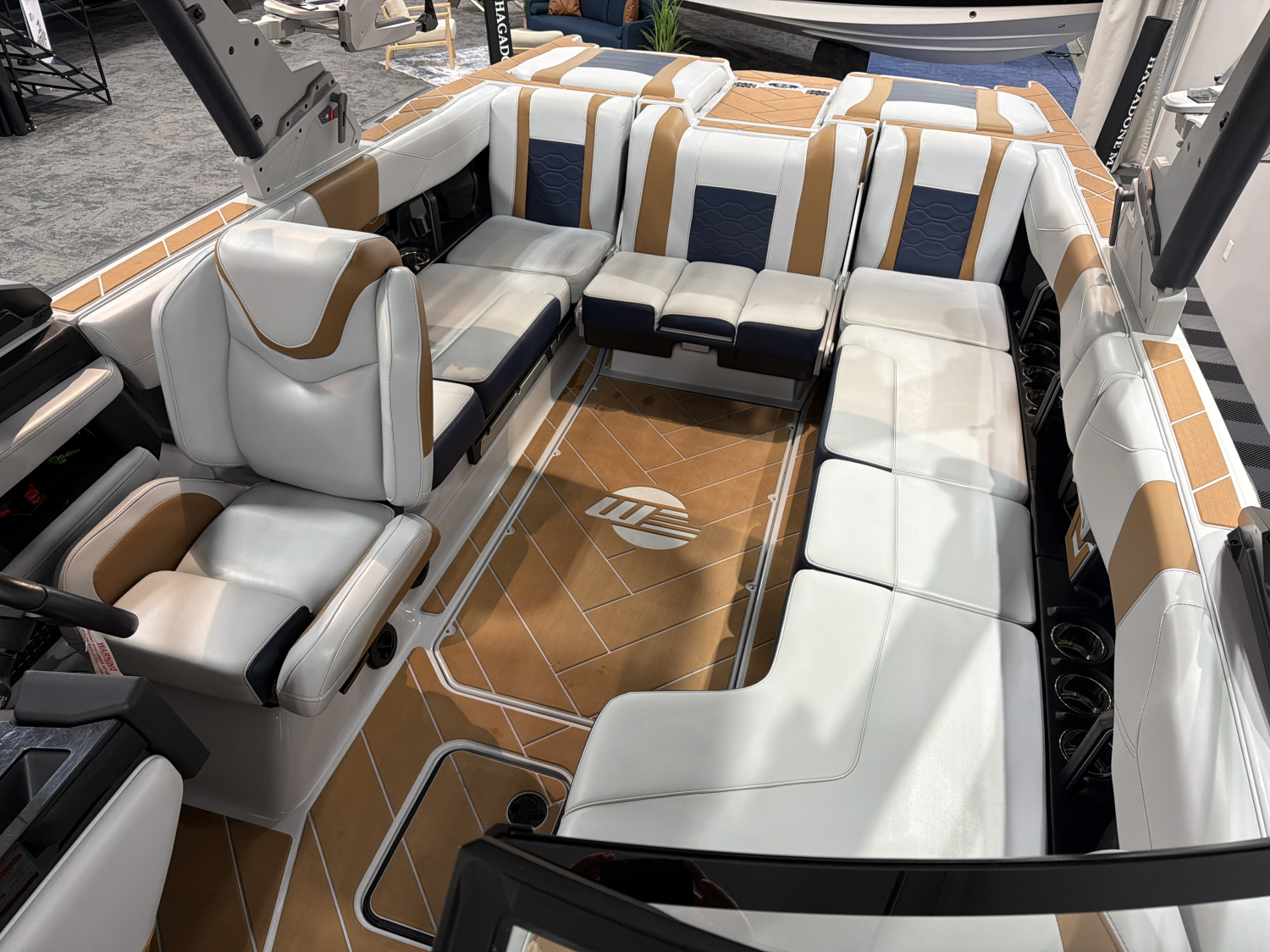 2025 Malibu 23 LSV