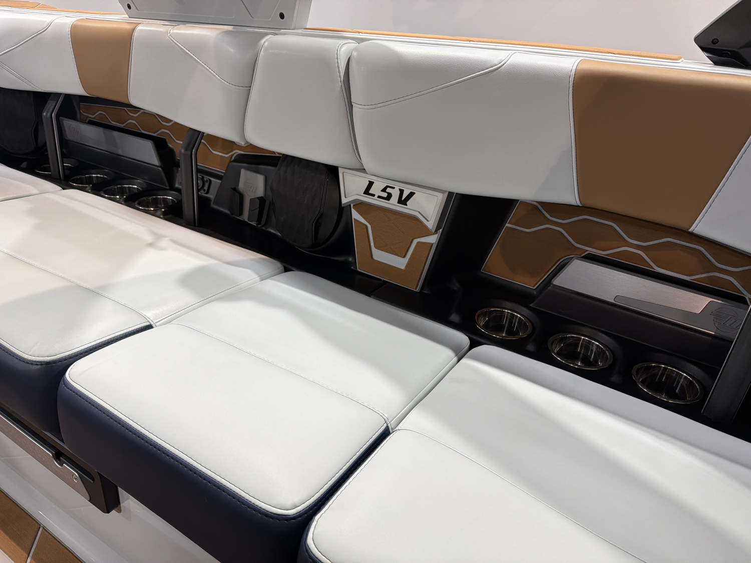2025 Malibu 23 LSV