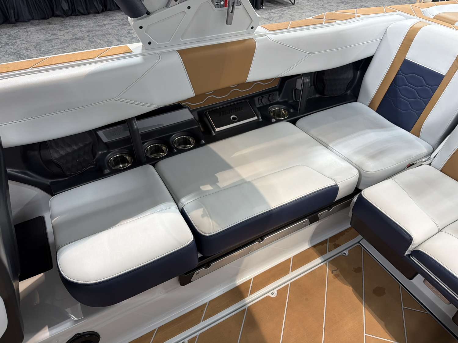 2025 Malibu 23 LSV