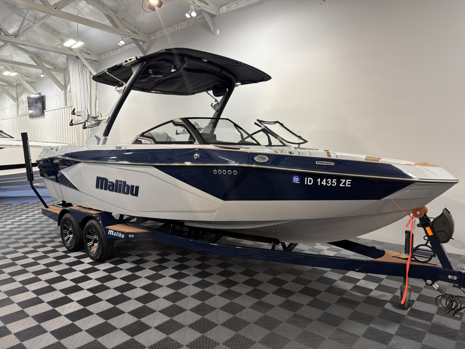 2025 Malibu 23 LSV