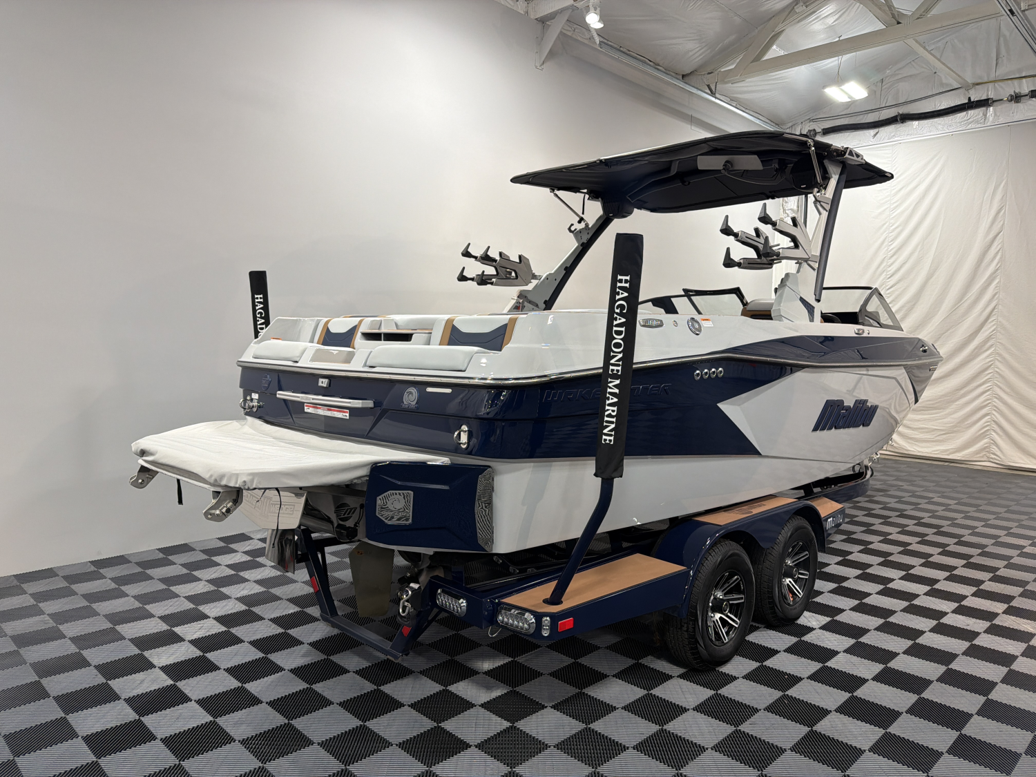 2025 Malibu 23 LSV