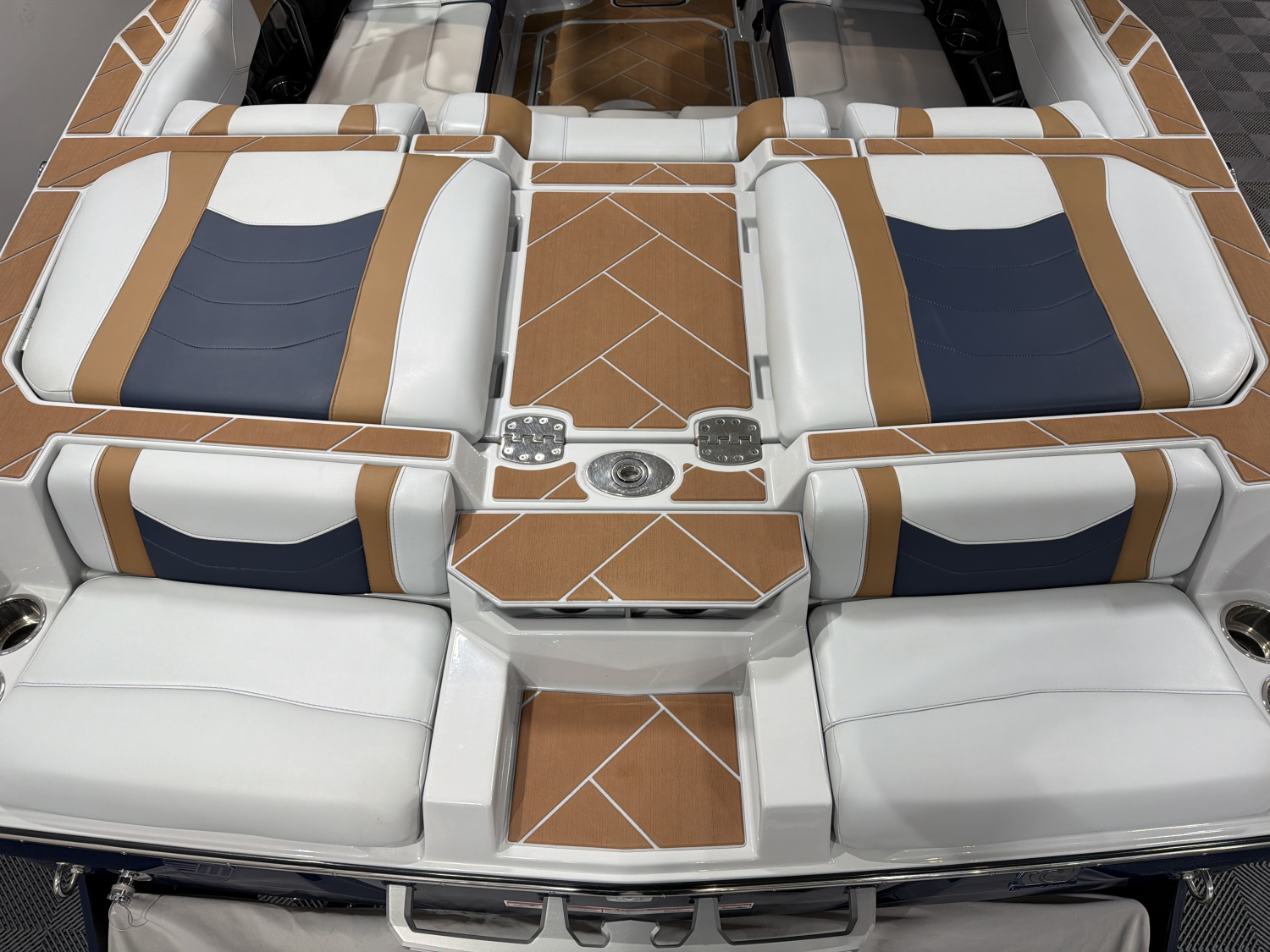 2025 Malibu 23 LSV