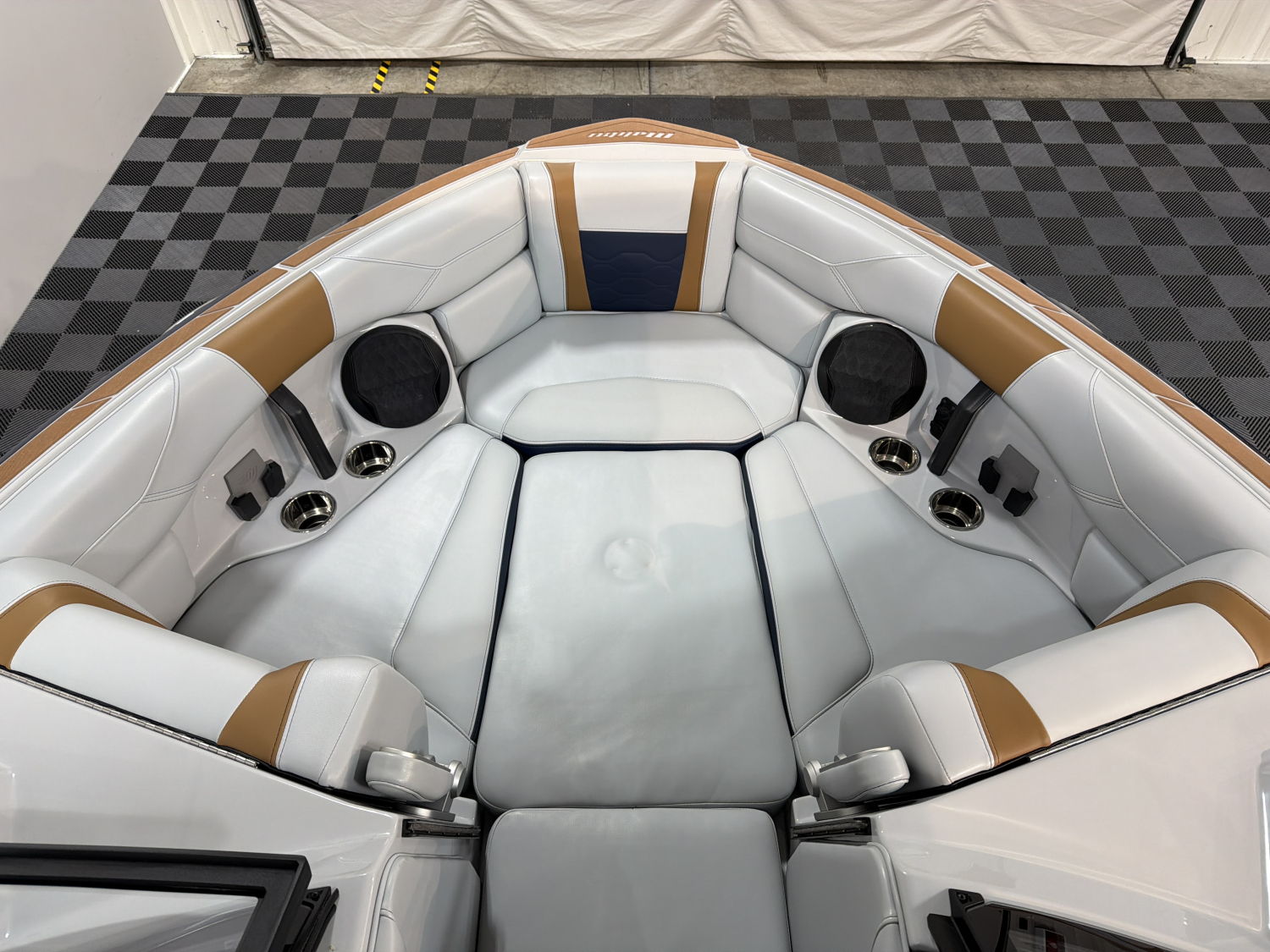 2025 Malibu 23 LSV