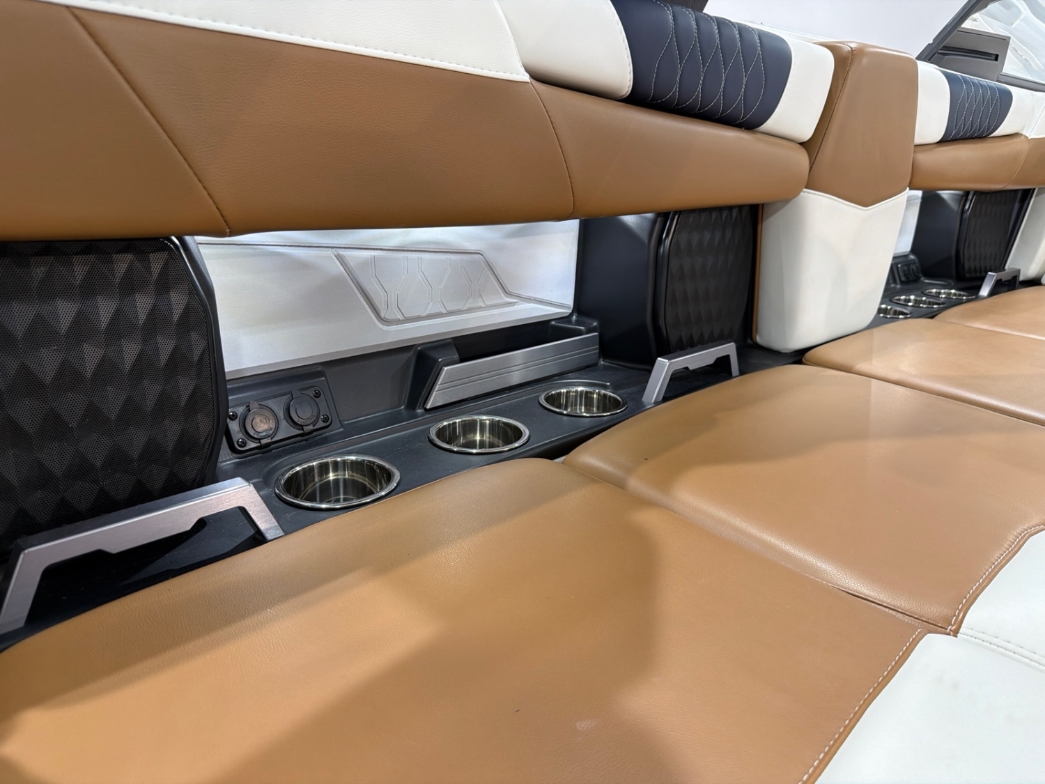 2023 Malibu M220