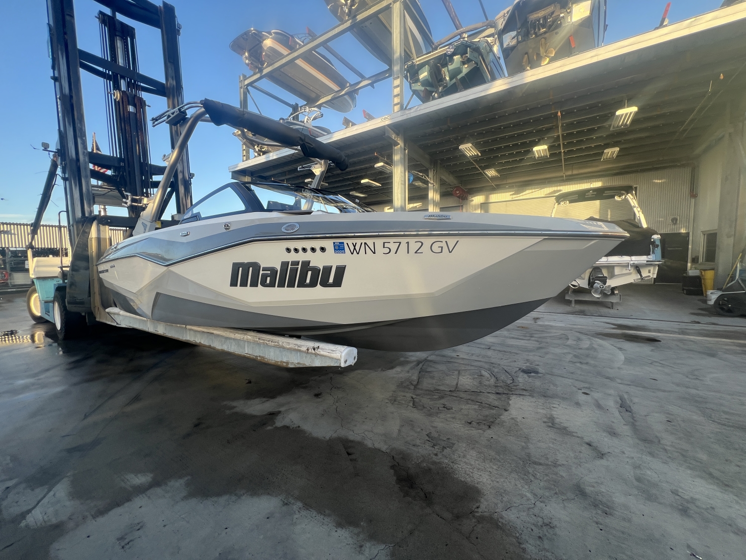 2023 Malibu 22 LSV