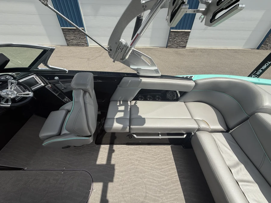 2017-mastercraft-xt23-136949-image24