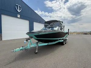 2017-mastercraft-xt23-136949-image2