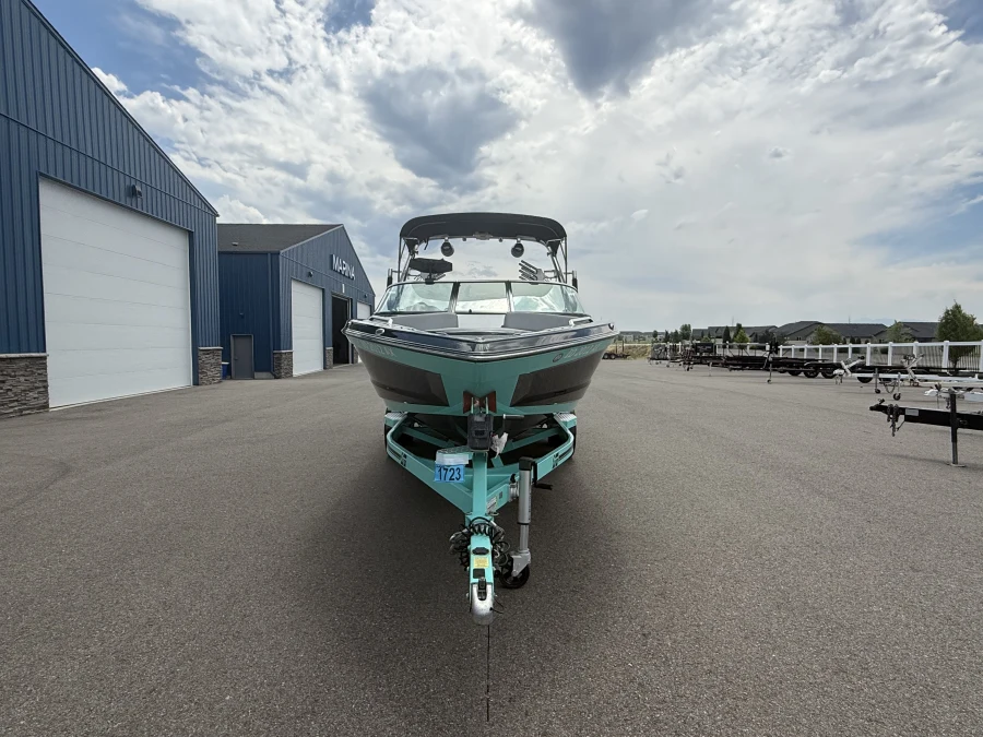 2017-mastercraft-xt23-136949-image3