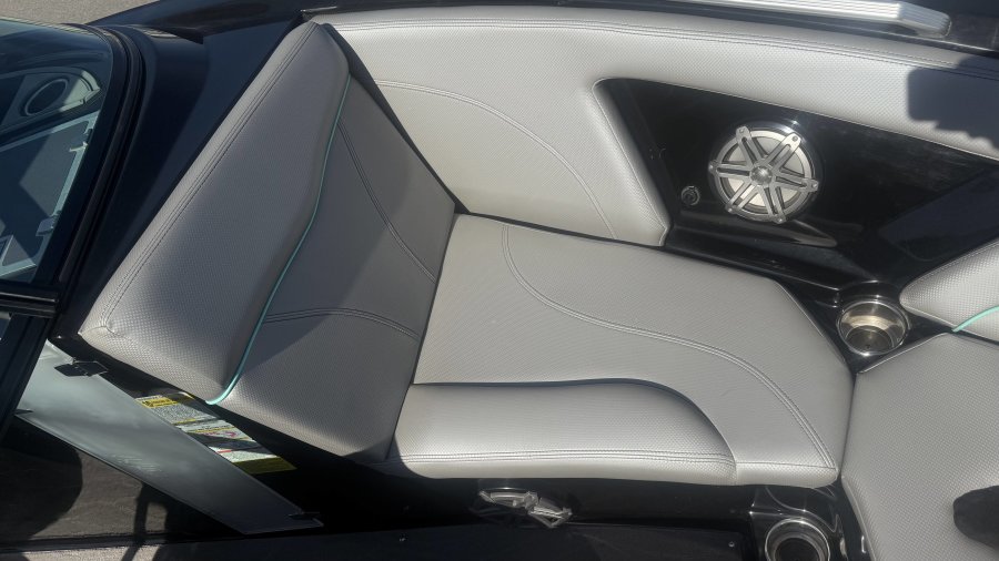 2017-mastercraft-xt23-136949-image8