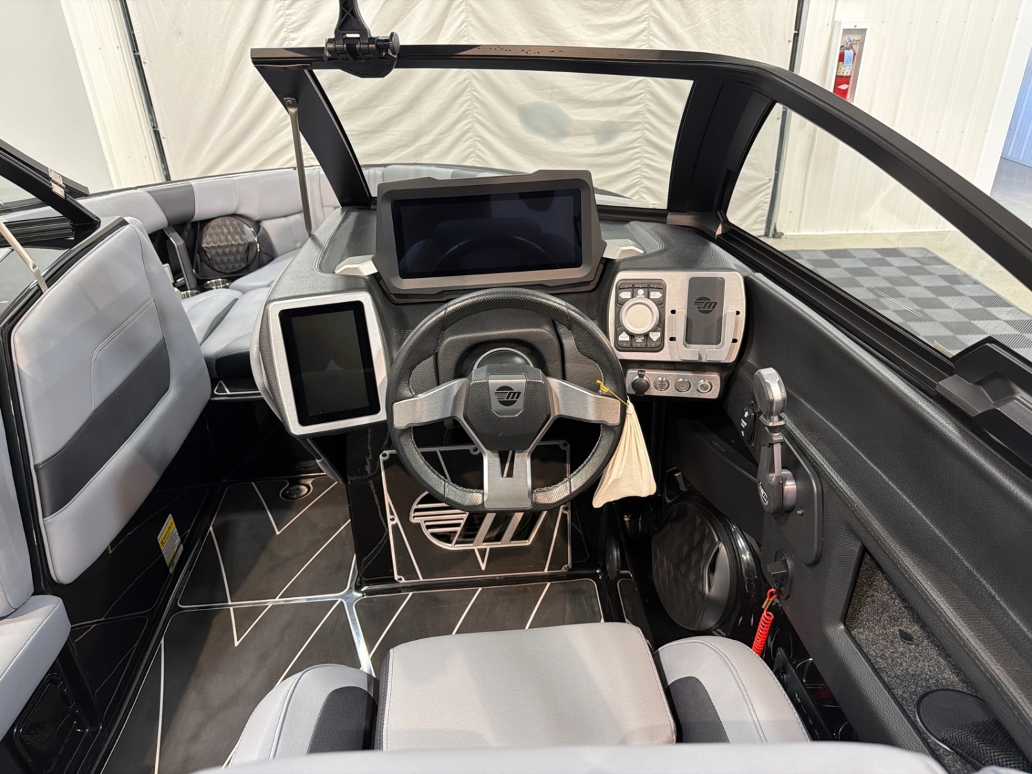 2023 Malibu 23 LSV