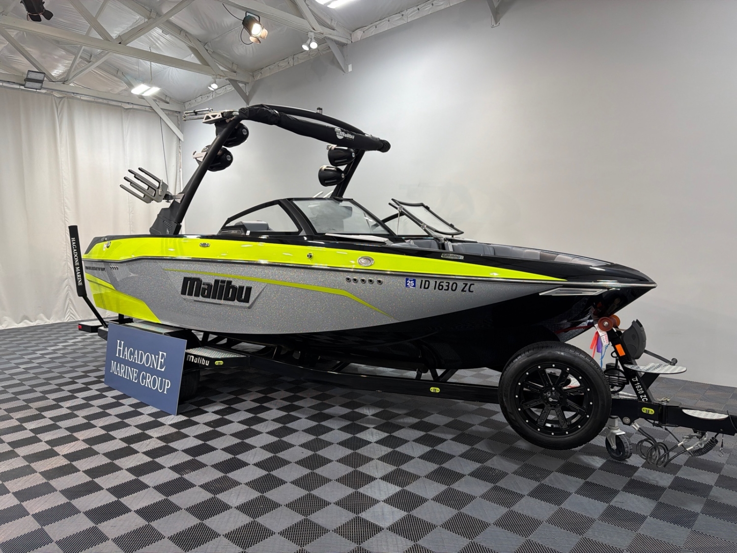 2023 Malibu 23 LSV