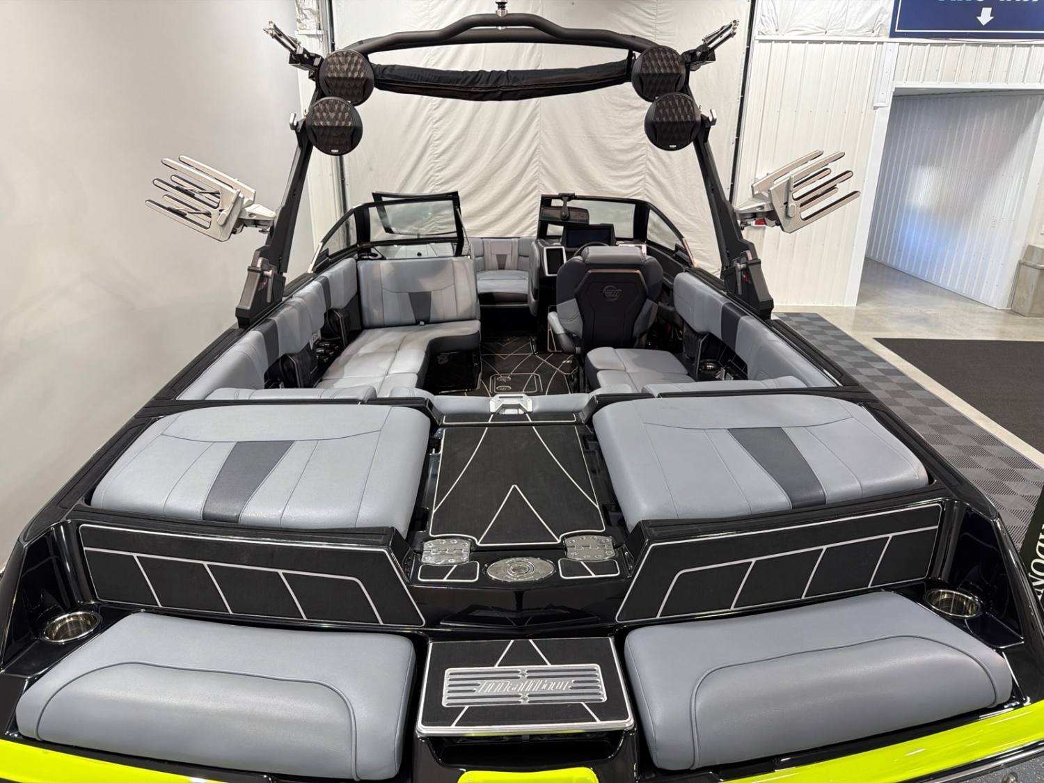 2023 Malibu 23 LSV