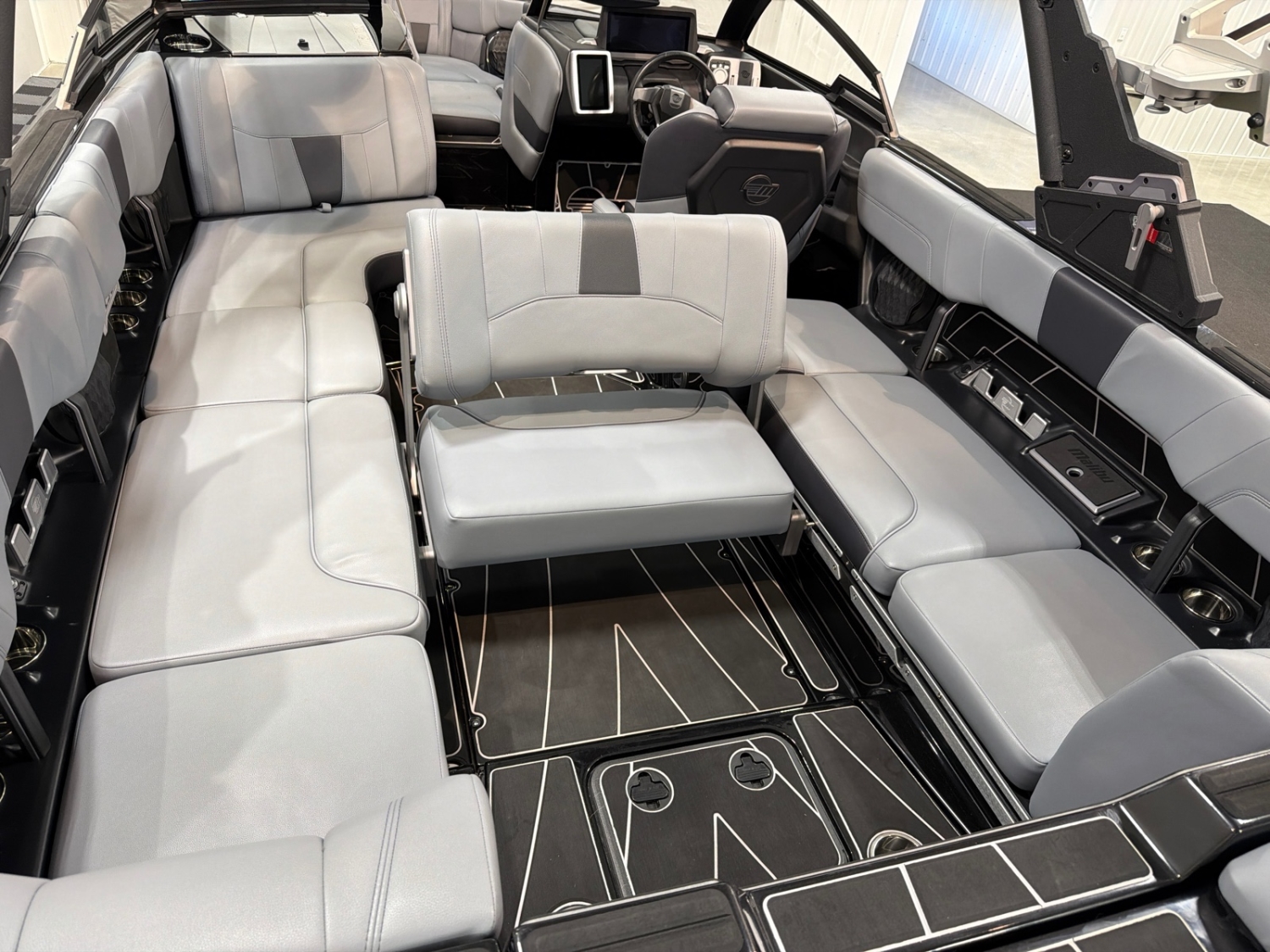 2023 Malibu 23 LSV