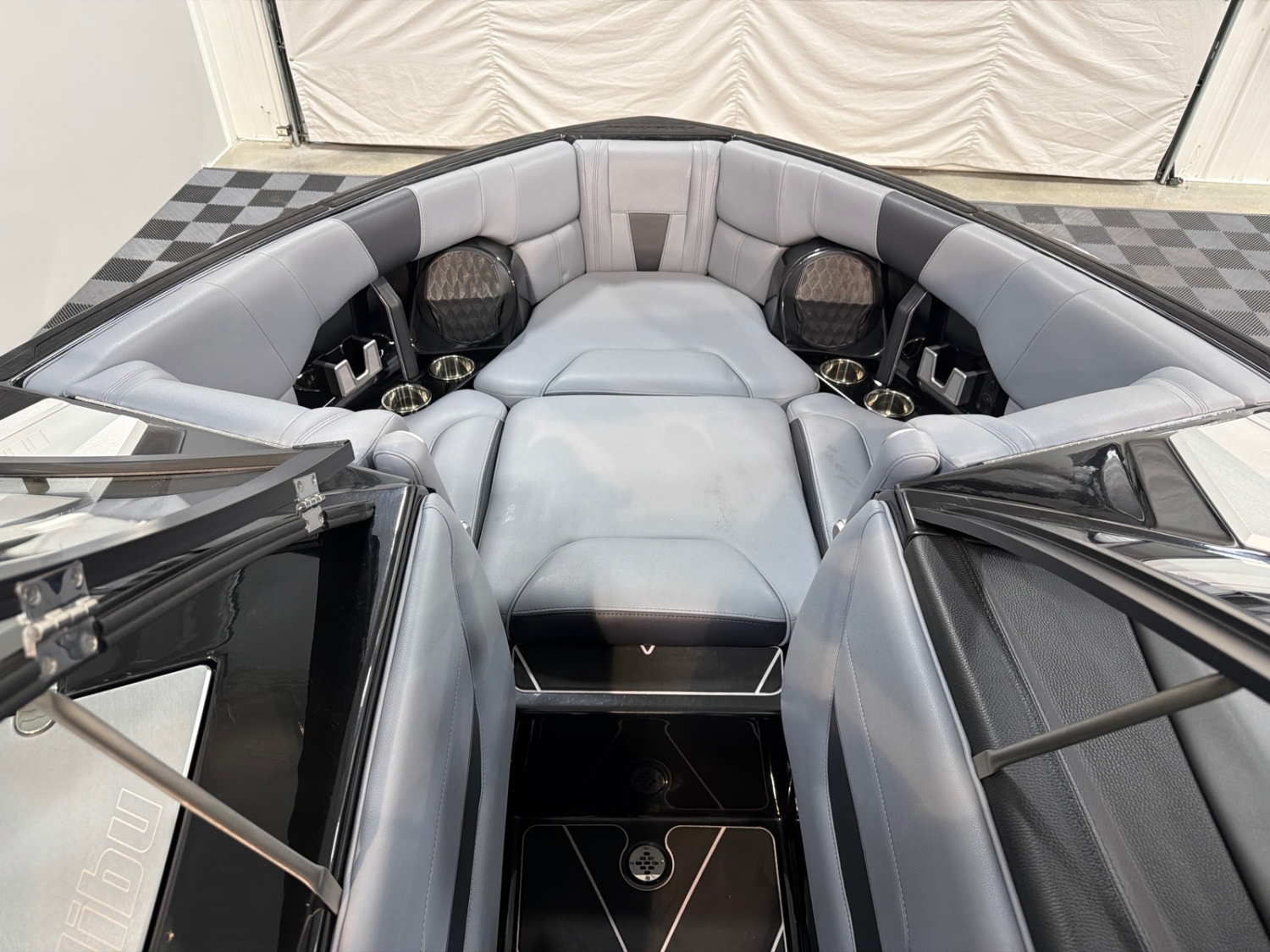 2023 Malibu 23 LSV