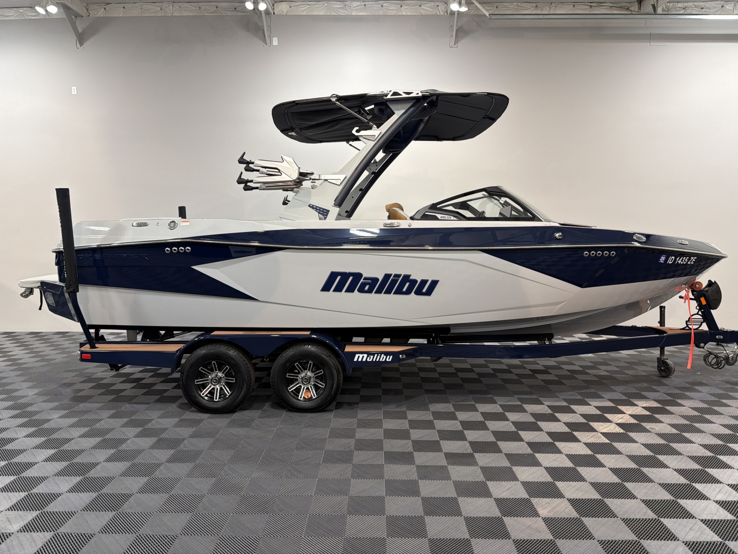 2025 Malibu 23 LSV