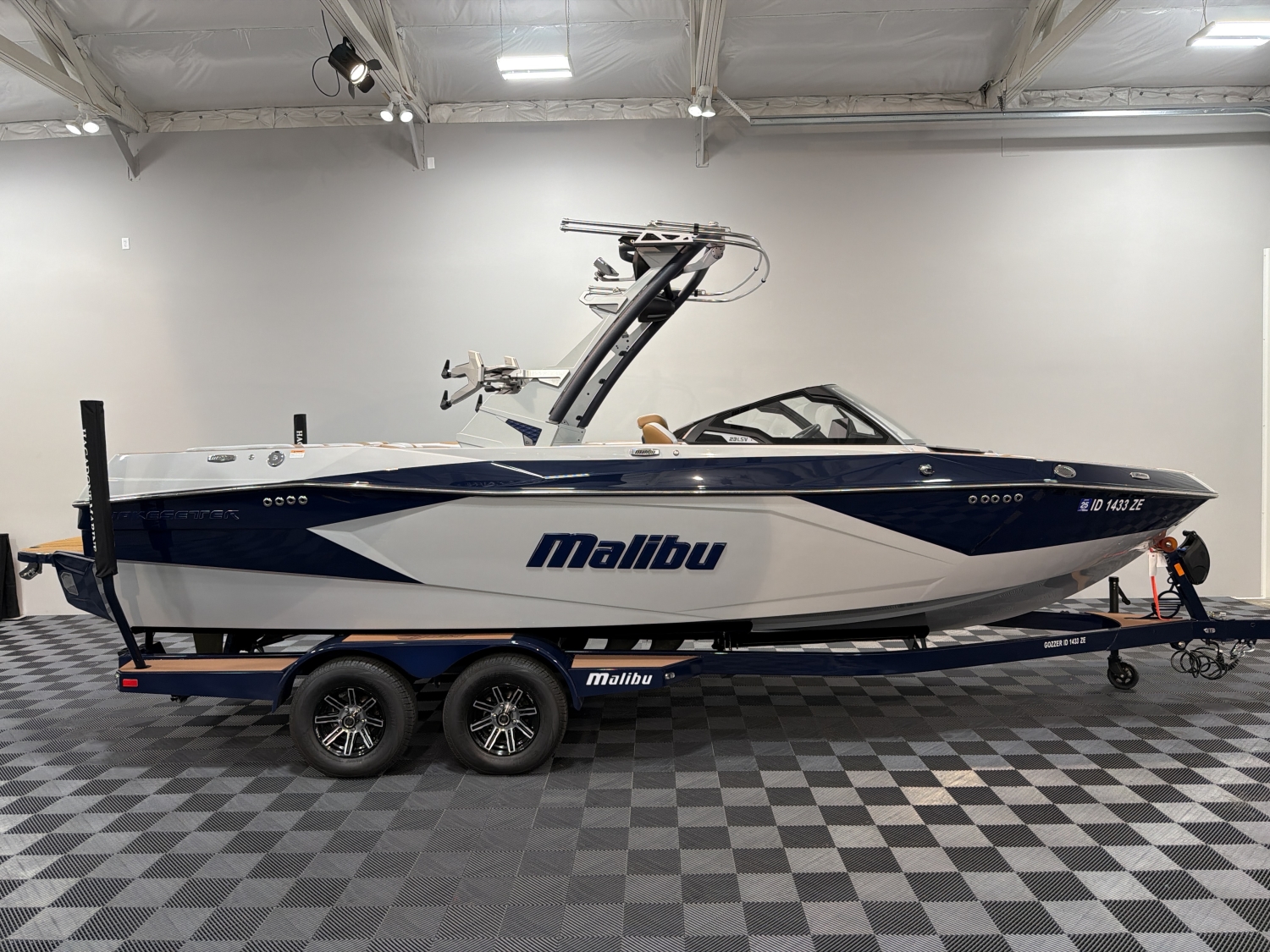 2025 Malibu 23 LSV