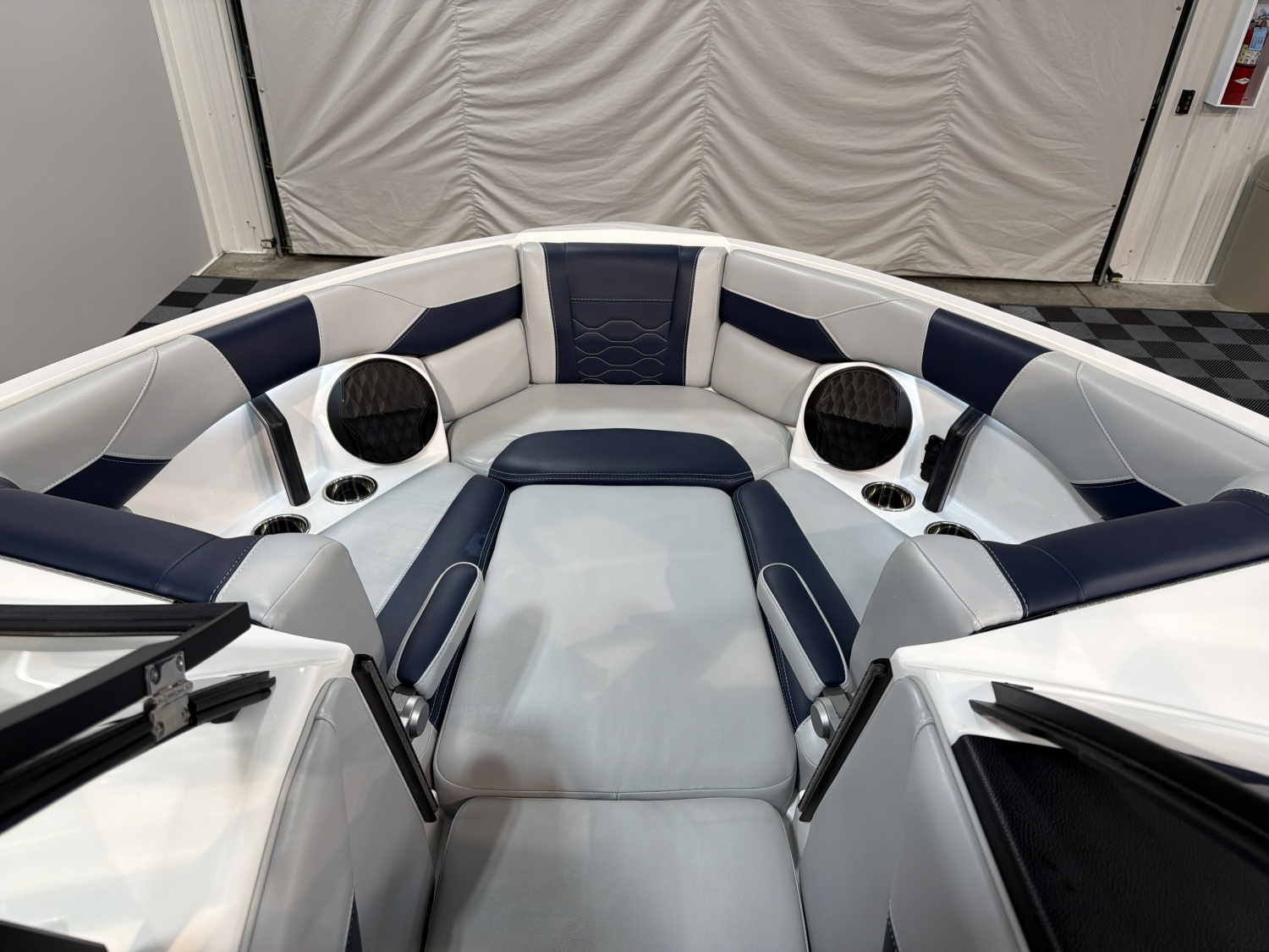 2025 Malibu 23 LSV