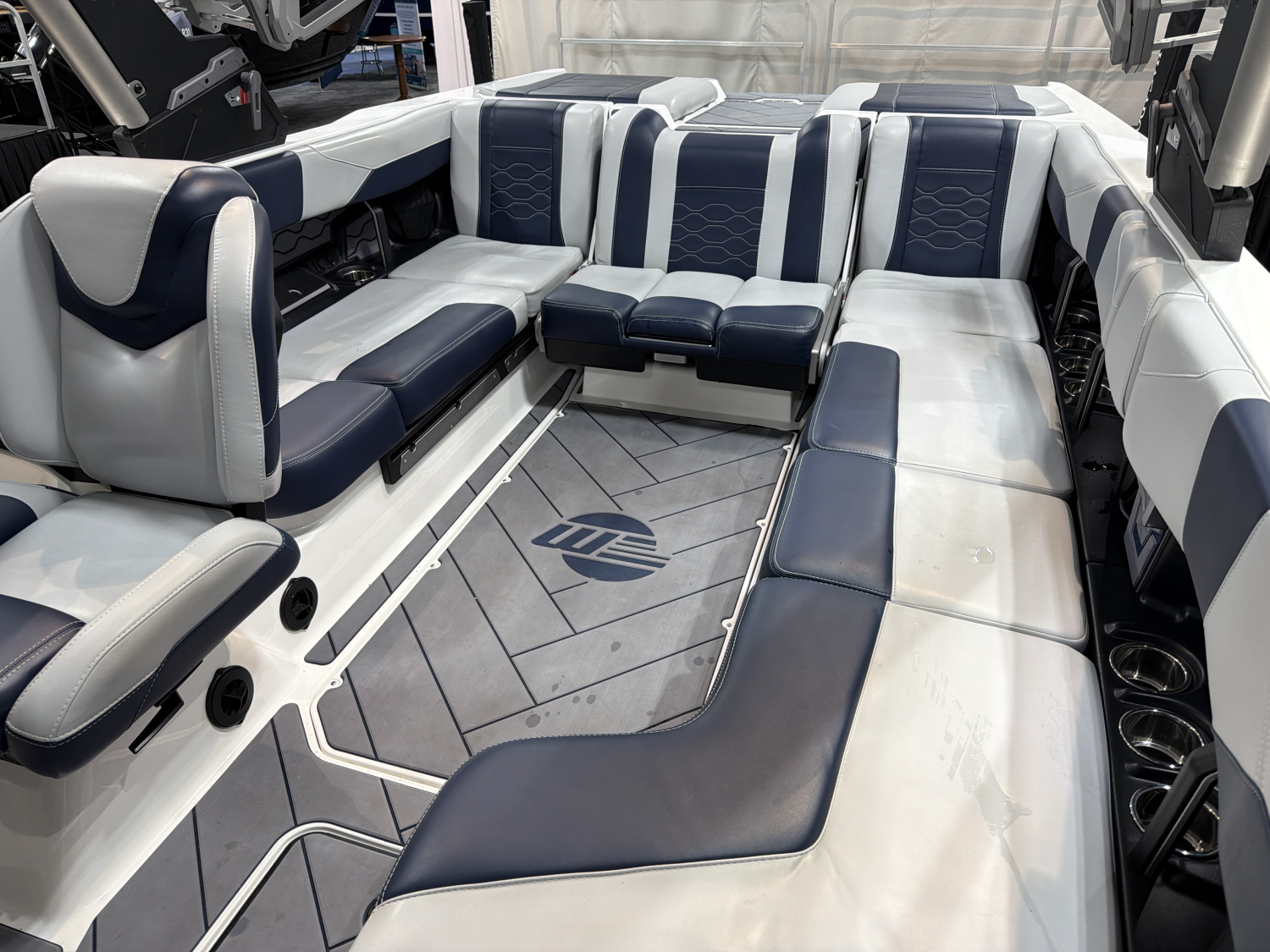 2025 Malibu 23 LSV