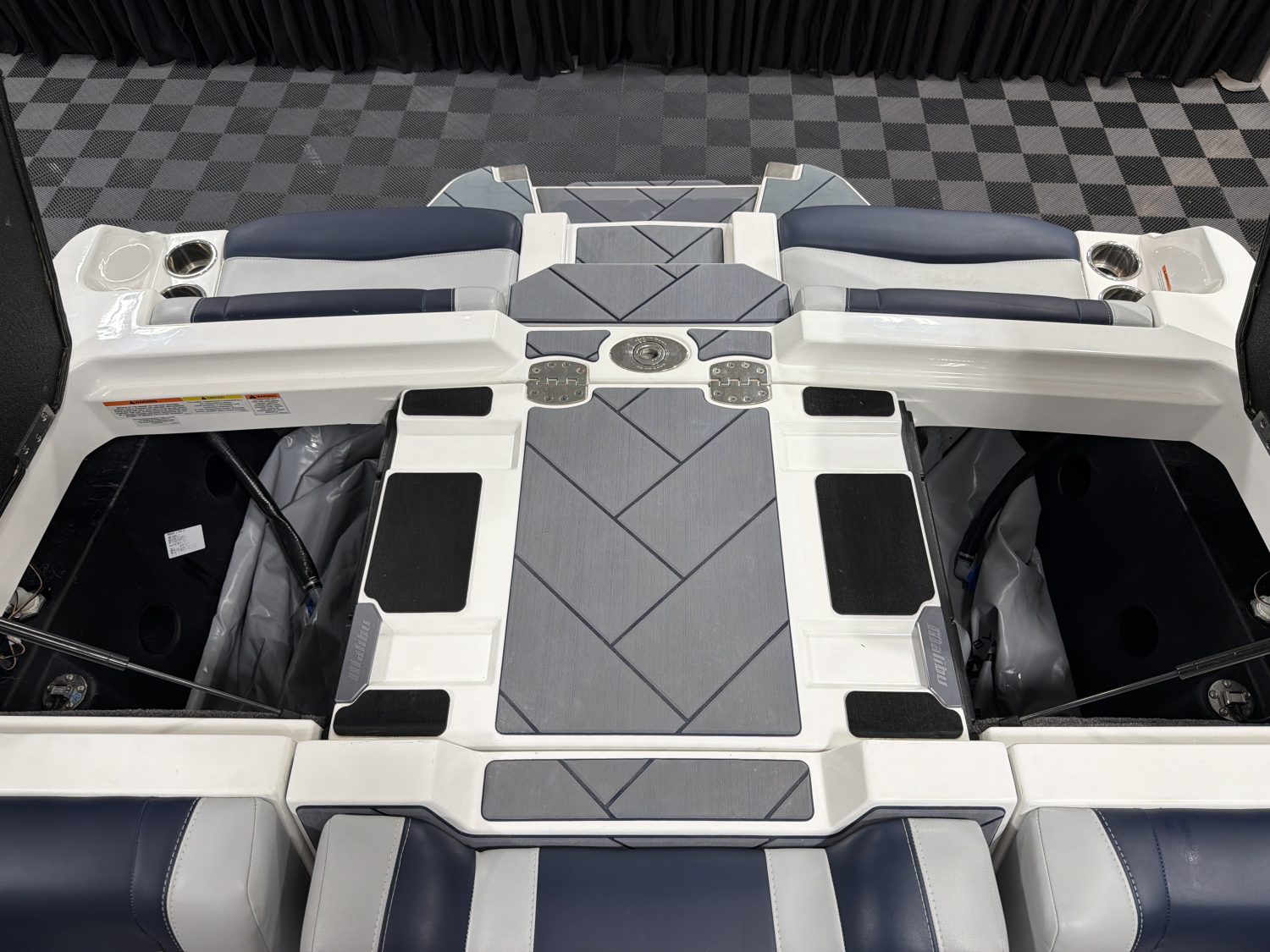 2025 Malibu 23 LSV