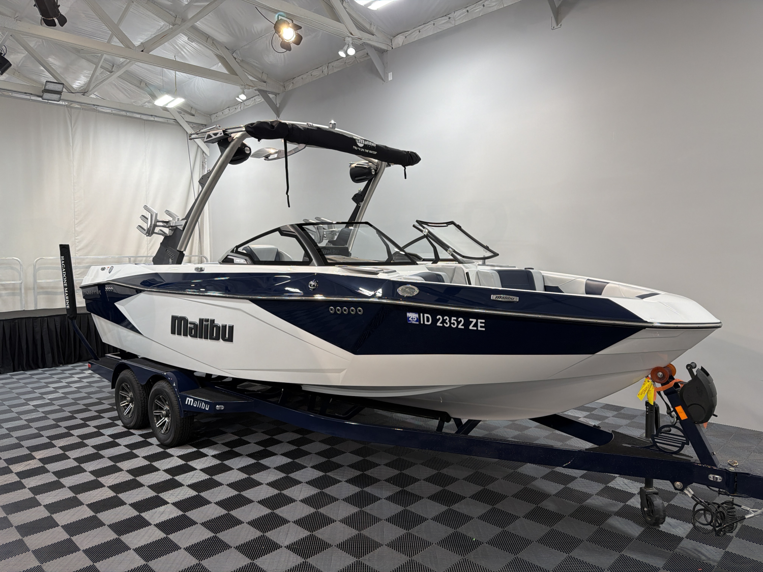 2025 Malibu 23 LSV