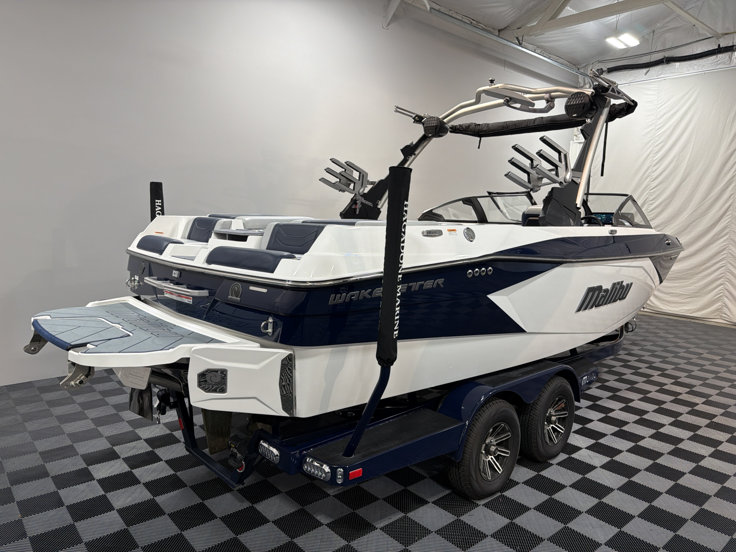 2025 Malibu 23 LSV