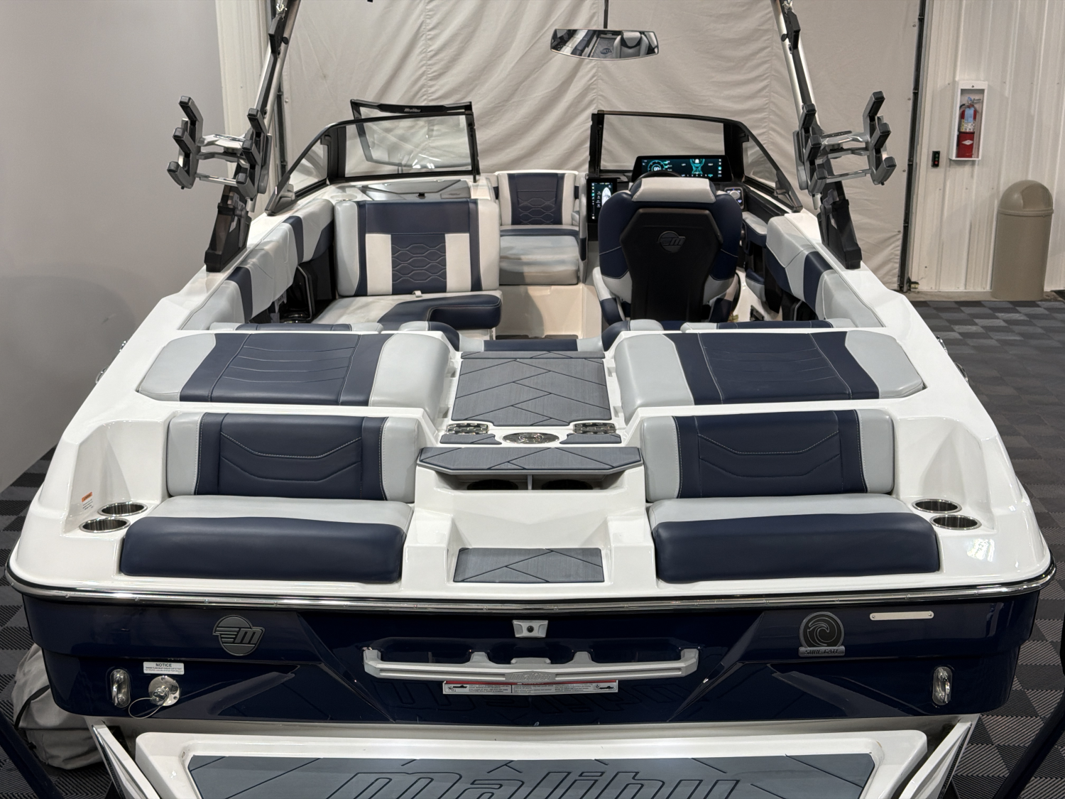 2025 Malibu 23 LSV
