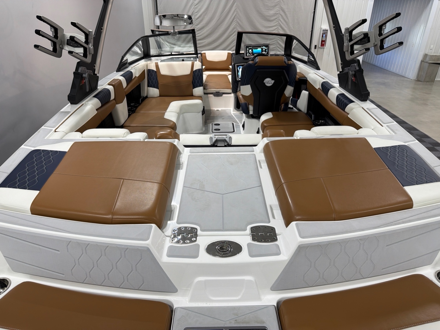 2023 Malibu M220